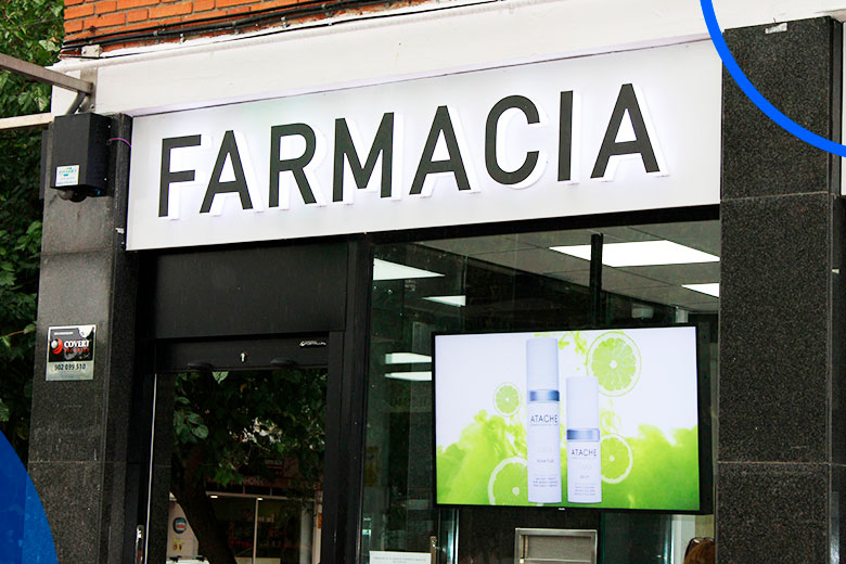 Totem publicitário em farmácia Totem publicitário em farmácia